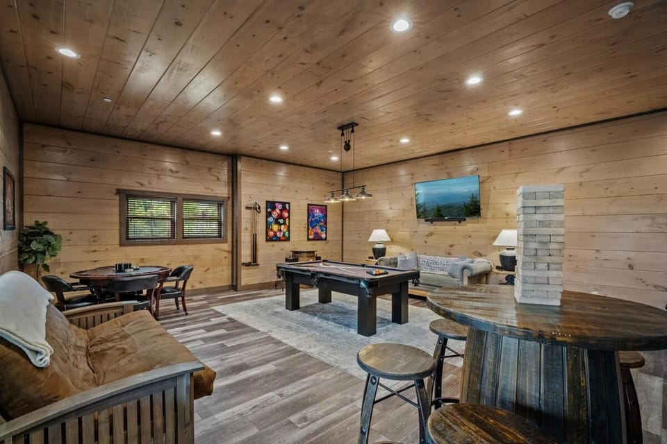 Cabin Sleeps 20, Pool, Views, Theater, Hot Tub Cabin in Pigeon Forge