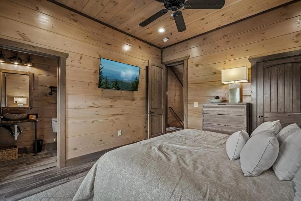 Cabin Sleeps 20, Pool, Views, Theater, Hot Tub Cabin in Pigeon Forge