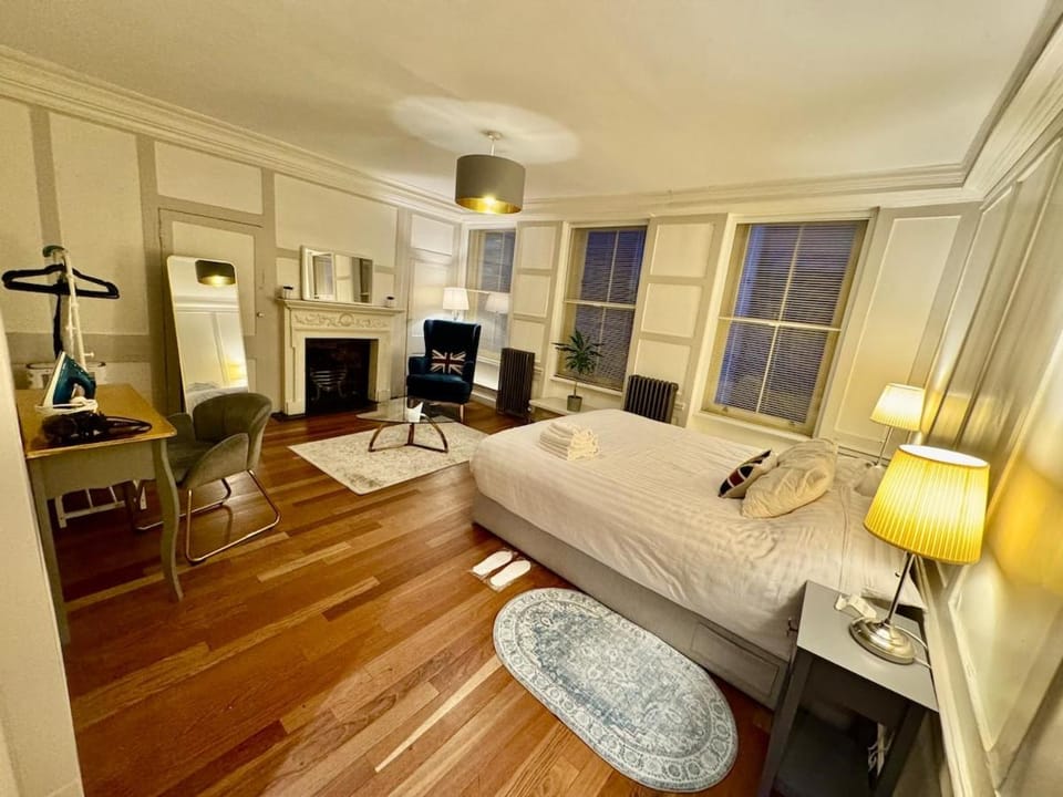 SoHo Elegant Apartment with AIR CONDITIONING - SLEEPS 8 - West End 102 sq meters Apartment in City of Westminster