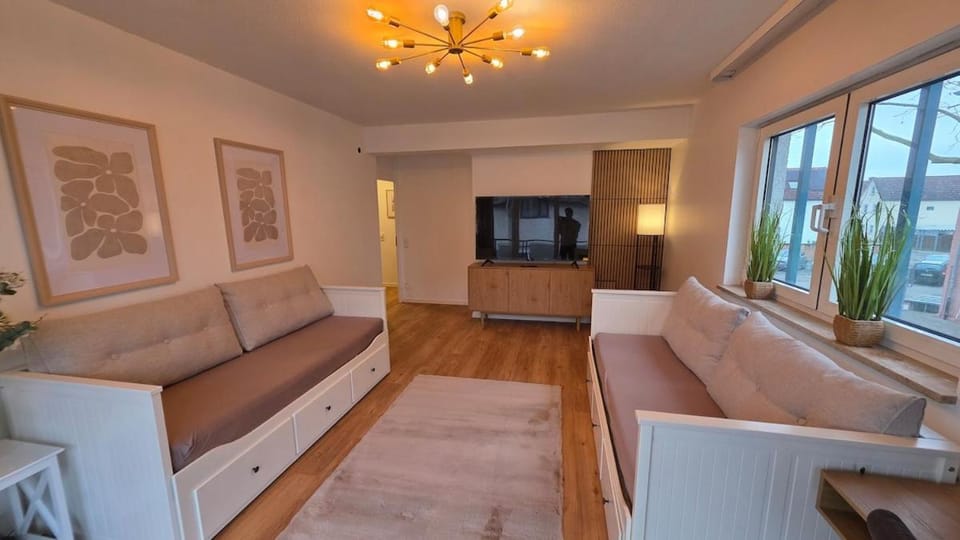 TV and multimedia, Living room, Evening entertainment