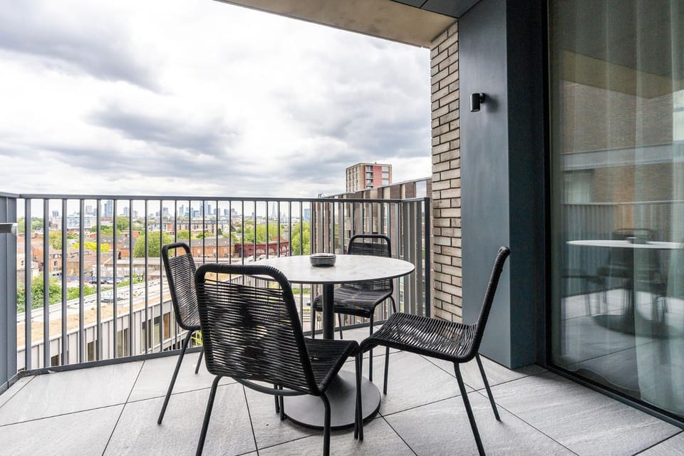 King's Cross Retreat With Terrace 2 Bed 2 Bath Coal Drops Yard 10 Mins Walk From St Pancras Station Apartment in London Borough of Islington