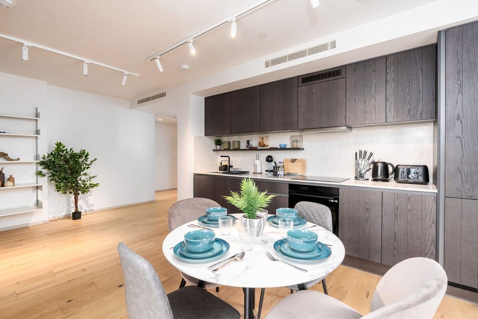 King's Cross Retreat With Terrace 2 Bed 2 Bath Coal Drops Yard 10 Mins Walk From St Pancras Station Apartment in London Borough of Islington