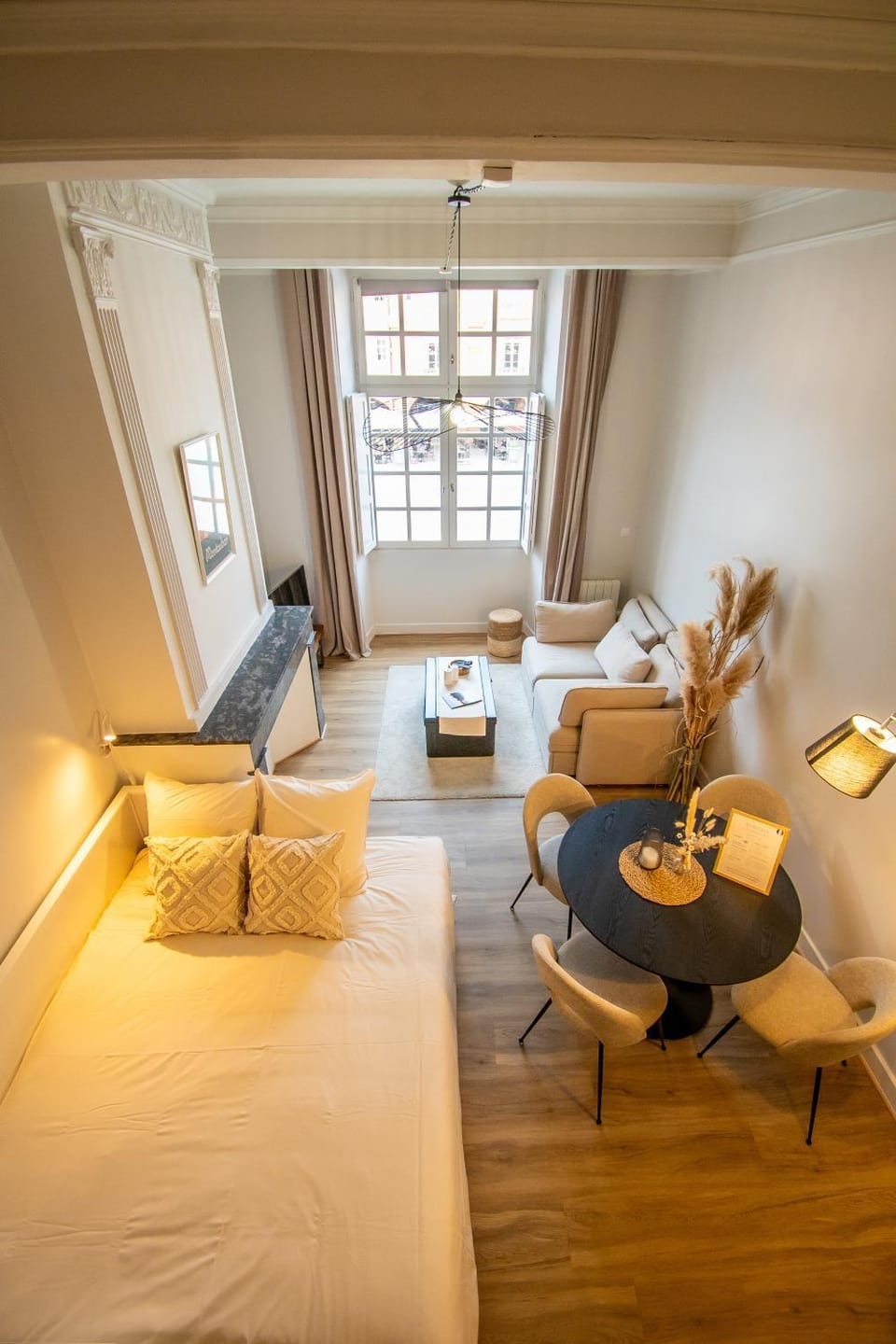 Bed, Seating area