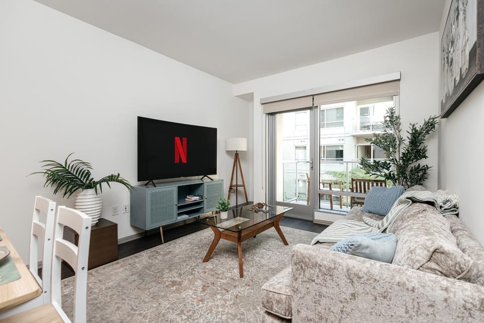 TV and multimedia, Living room, Photo of the whole room, Seating area, Evening entertainment