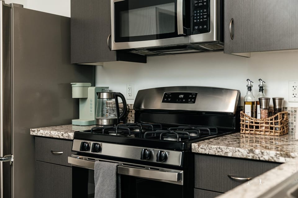 Coffee/tea facilities, Kitchen or kitchenette, dishwasher, stove, toaster