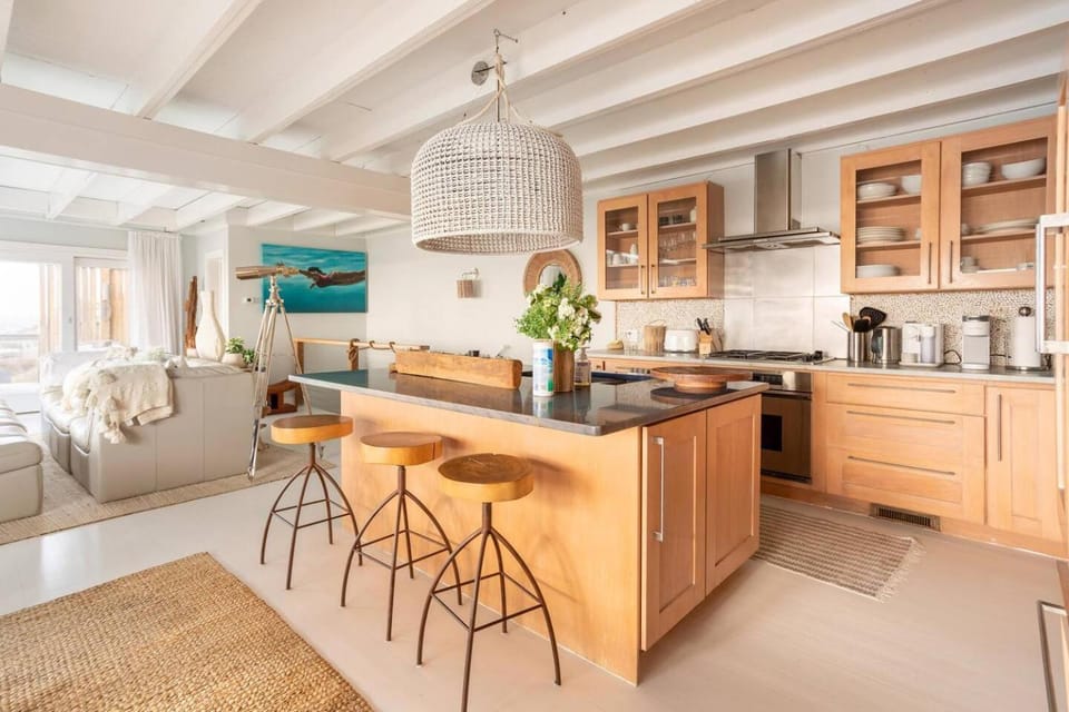 Surfside Villa by Rove Travel - Oceanfront Home with Hot Tub House in Montauk