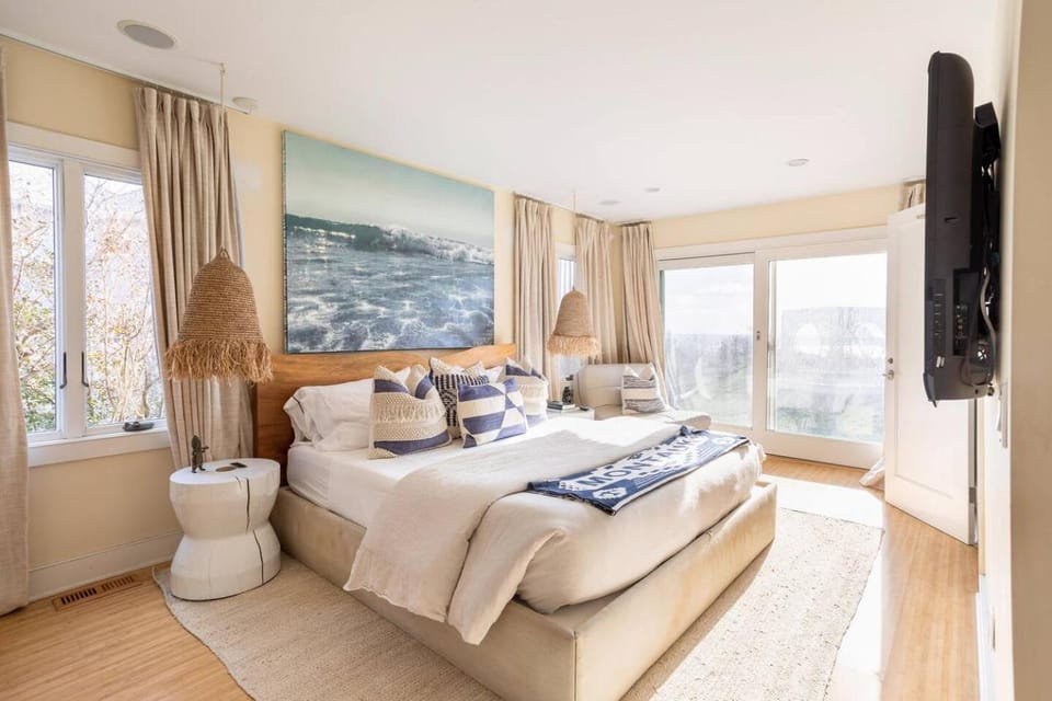 Surfside Villa by Rove Travel - Oceanfront Home with Hot Tub House in Montauk
