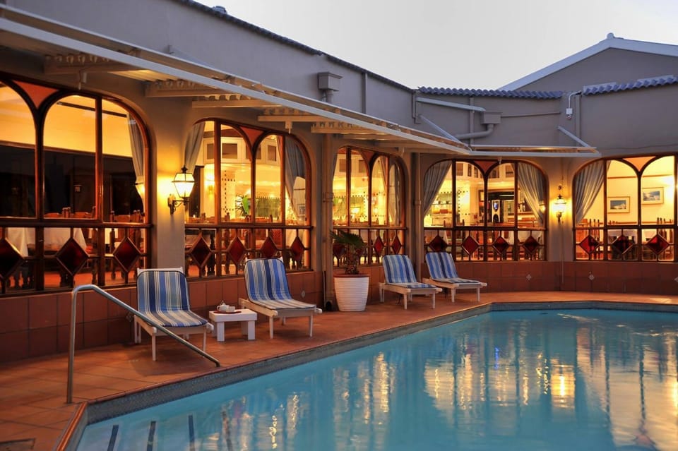 Property building, Pool view, Swimming pool, Swimming pool, sunbed