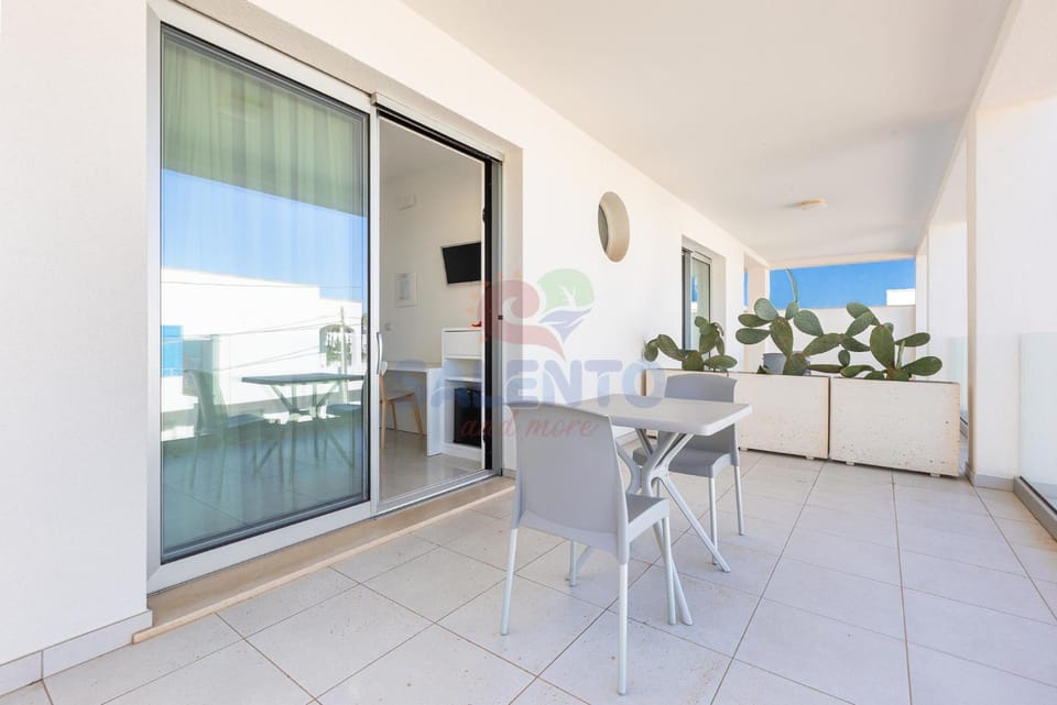 Patio, Day, Balcony/Terrace, Balcony/Terrace, Dining area