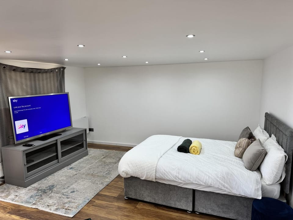 Bed, TV and multimedia, Photo of the whole room, Bedroom, furniture, towels