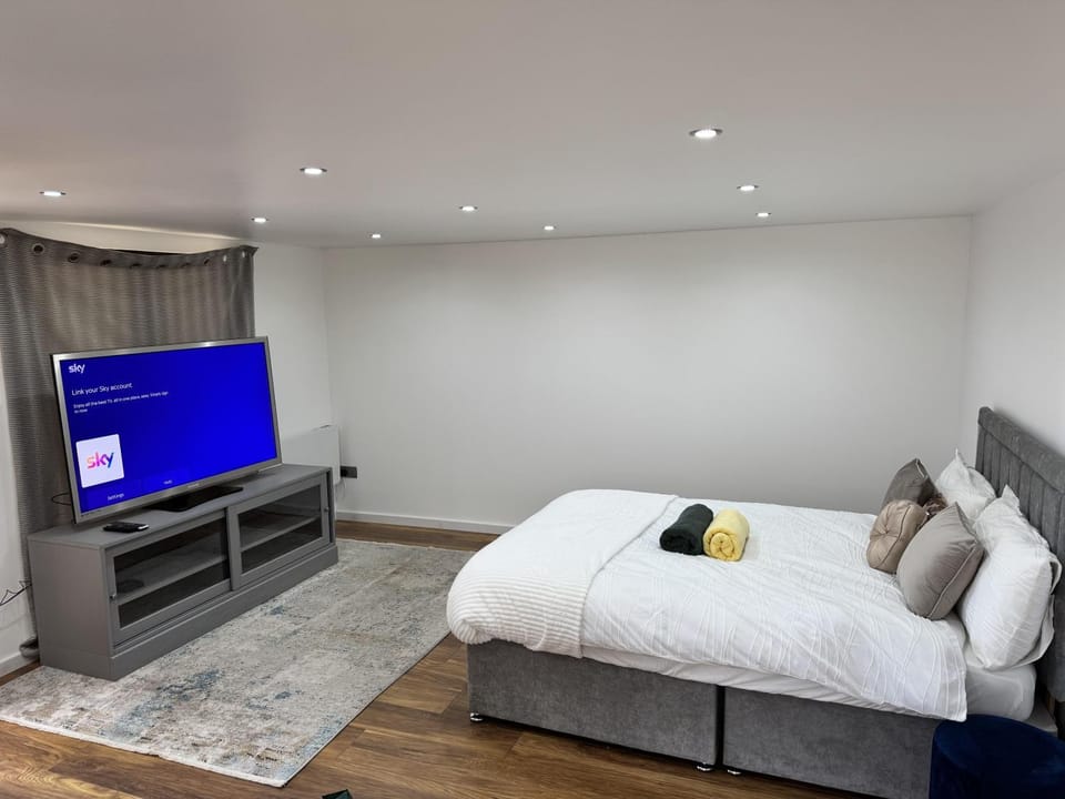 Bed, TV and multimedia, Photo of the whole room, Bedroom, furniture, towels