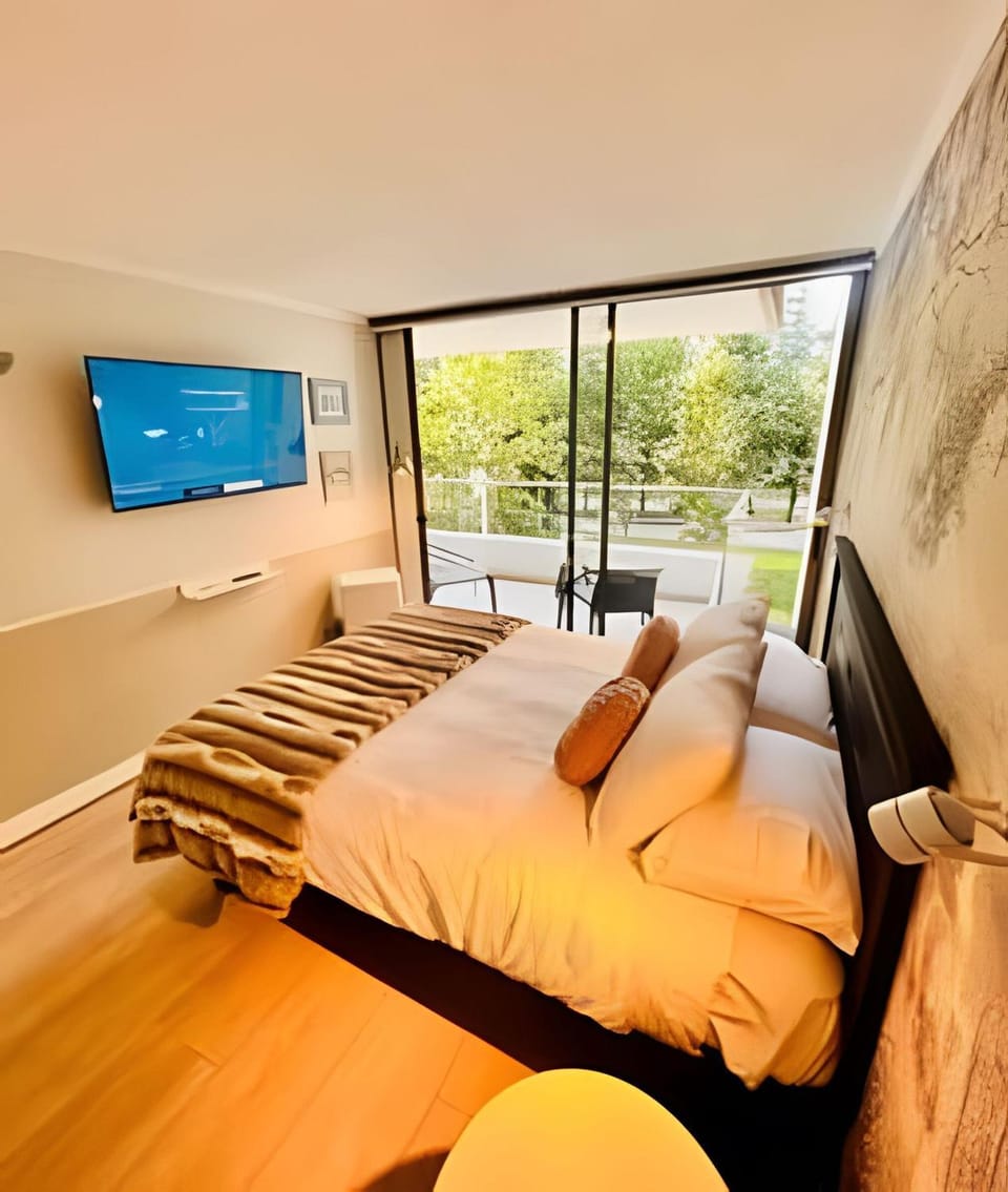 Bed, TV and multimedia, Balcony/Terrace, Bedroom