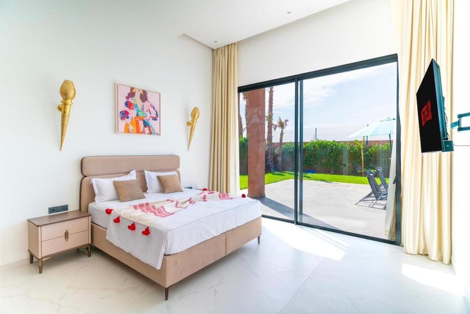 Communal lounge/ TV room, Bed, TV and multimedia, View (from property/room), Balcony/Terrace, Photo of the whole room, Evening entertainment, Bedroom, towels