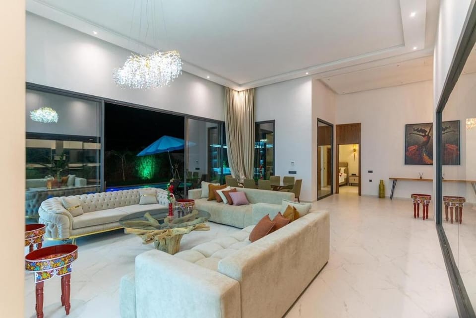 Bed, TV and multimedia, Living room, Photo of the whole room, Seating area, Bedroom