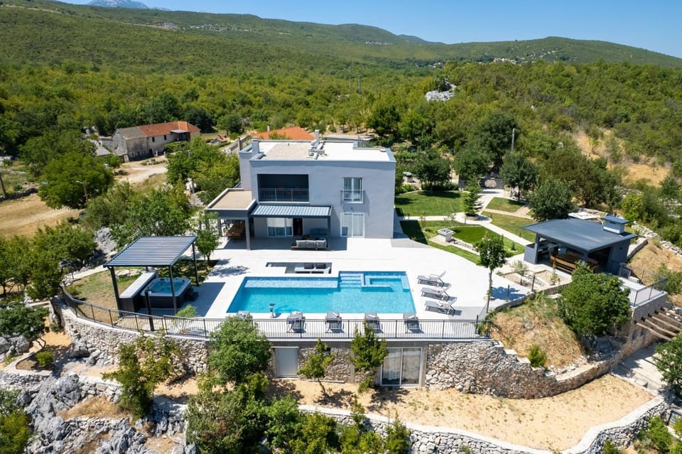 Property building, Natural landscape, Mountain view, Swimming pool, sunbed