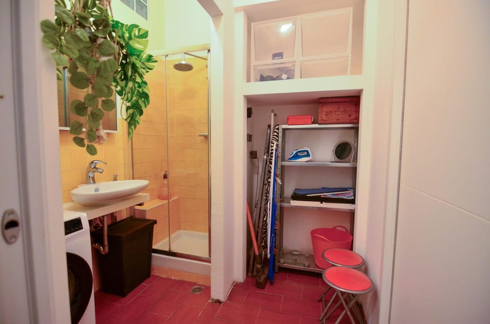 Shower, Bathroom, flat iron