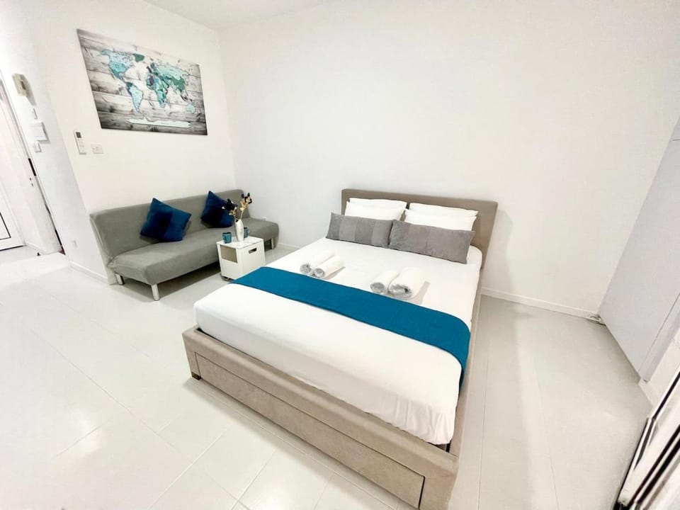 Silver Blu APT - Beachside - Location - Office Apartment in Germasogeia