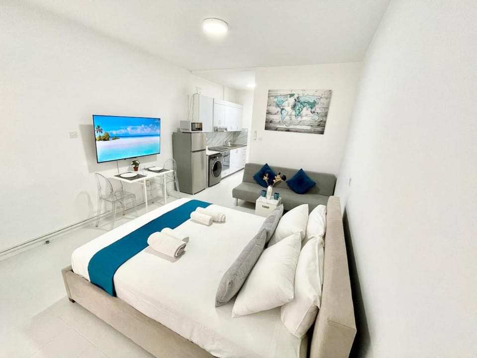 Silver Blu APT - Beachside - Location - Office Apartment in Germasogeia