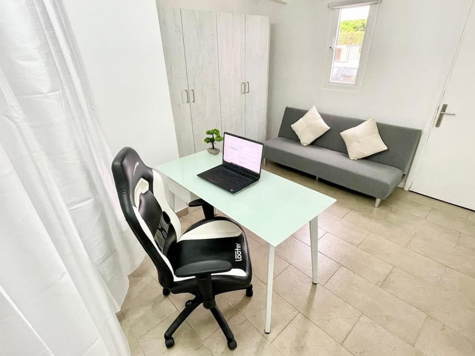 Silver Blu APT - Beachside - Location - Office Apartment in Germasogeia