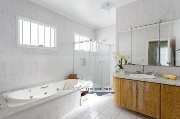 Casa com 3 suítes e piscina em Jurerê I LIVE1320-T House in Florianopolis