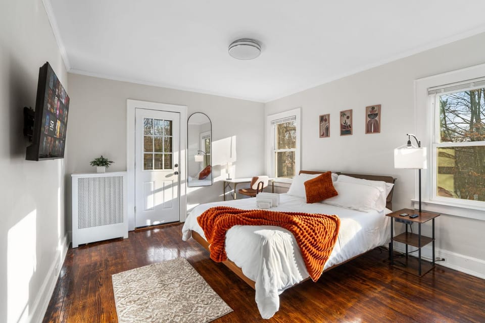 Photo of the whole room, Bedroom