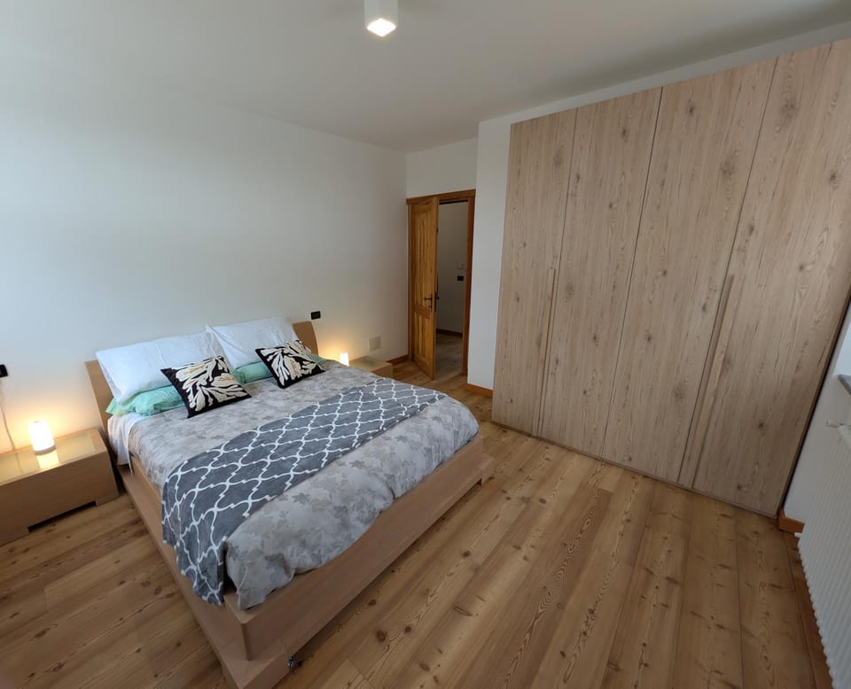 Photo of the whole room, Bedroom, wardrobe