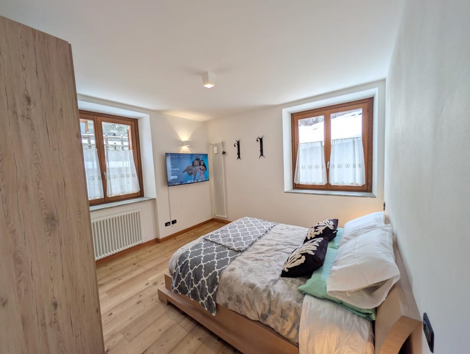 TV and multimedia, Photo of the whole room, Bedroom