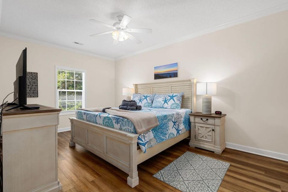 Pet-friendly FAVE! Heated Pool, Hot Tub& Golf Cart House in North Myrtle Beach