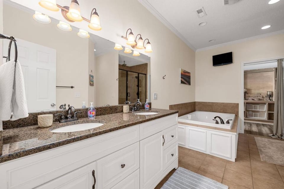 Pet-friendly FAVE! Heated Pool, Hot Tub& Golf Cart House in North Myrtle Beach
