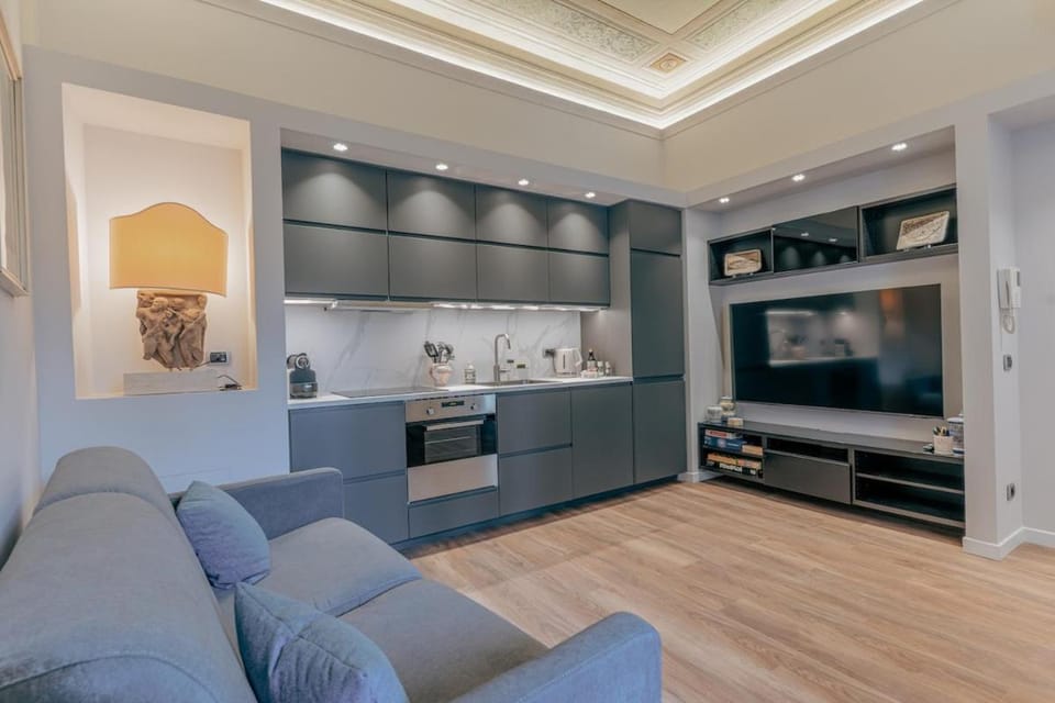 TV and multimedia, Kitchen or kitchenette, Living room, Seating area, stove