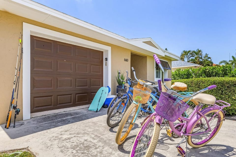 Coastal Naples Getaway with Heated Pool House in Naples Park