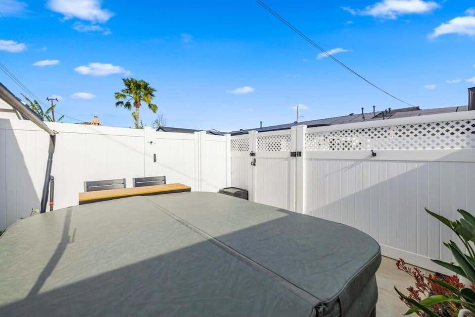 Private 3BR Home - Hot Tub, Yard, Arcade & Parking House in Simi Valley
