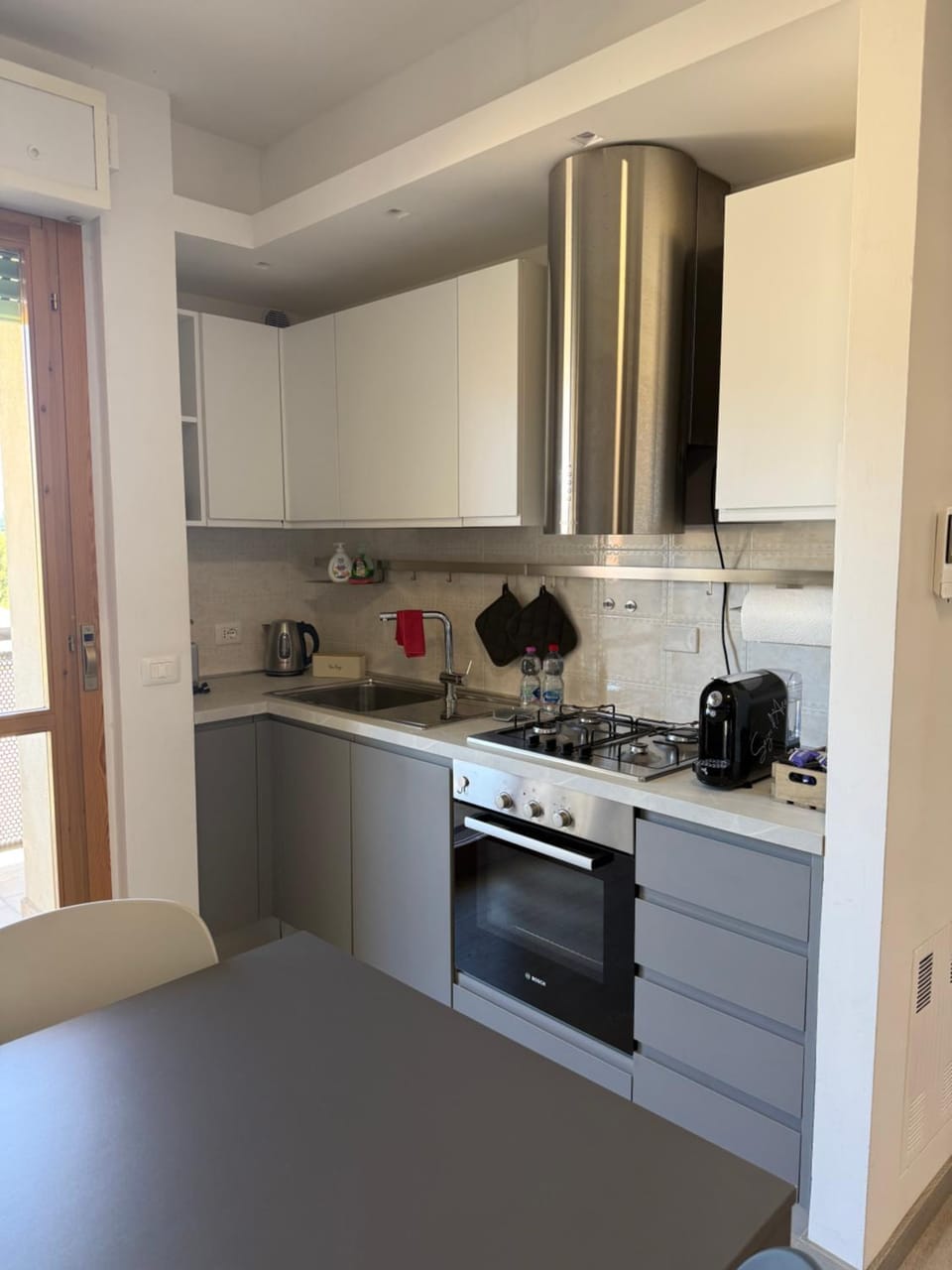 Coffee/tea facilities, Kitchen or kitchenette, dishwasher, stove, toaster