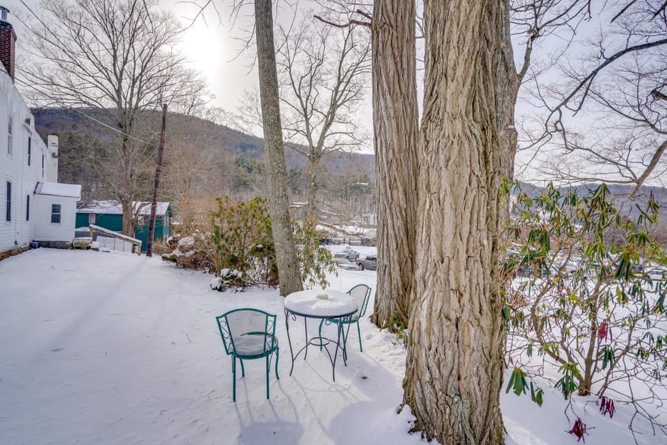 Hike, Fish & Ski: Riverside Barn Loft in Lee Apartment in Lee