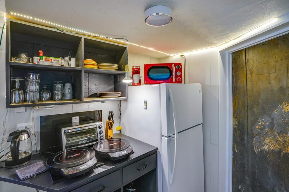 Hike, Fish & Ski: Riverside Barn Loft in Lee Apartment in Lee