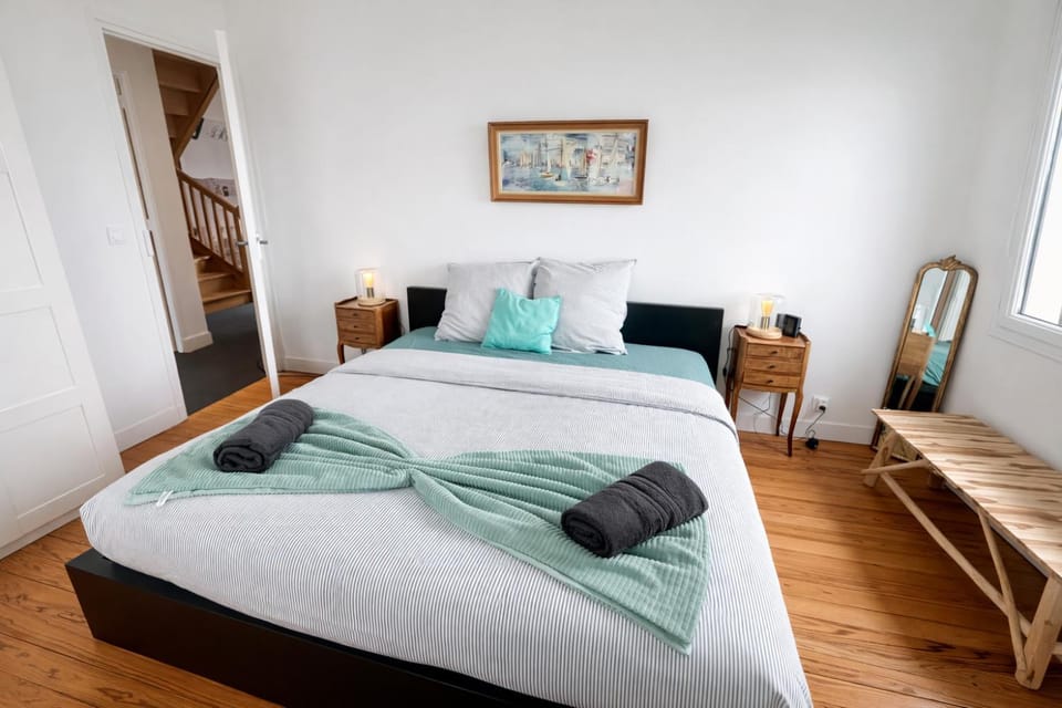 Bed, Photo of the whole room, Bedroom, towels