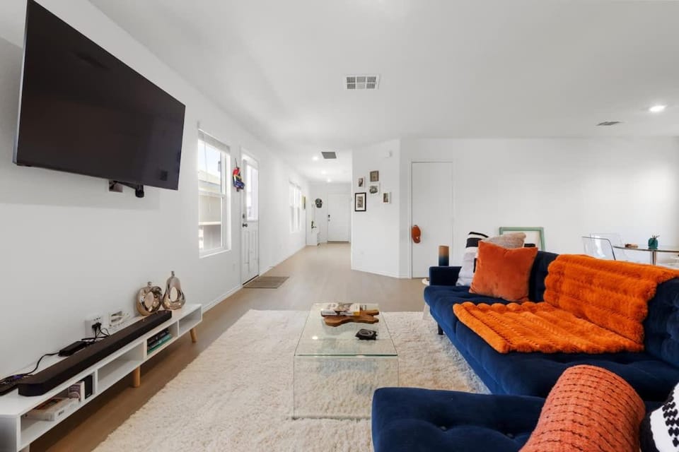 Modern Cozy Home - Gym - Quiet Street - Sleeps 4 House in Kyle