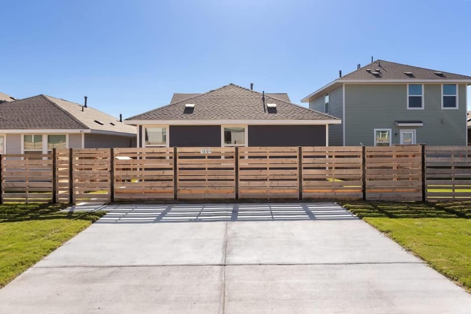 Modern Cozy Home - Gym - Quiet Street - Sleeps 4 House in Kyle