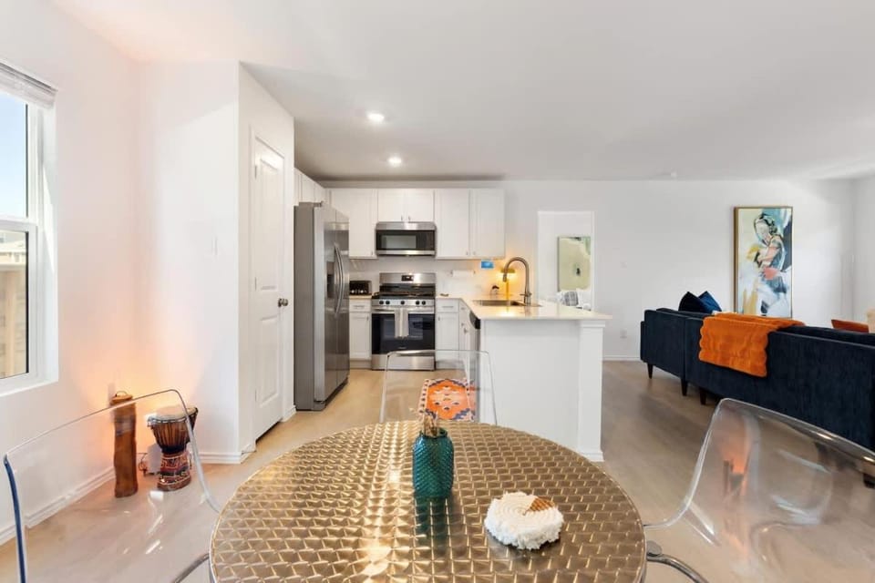 Modern Cozy Home - Gym - Quiet Street - Sleeps 4 House in Kyle