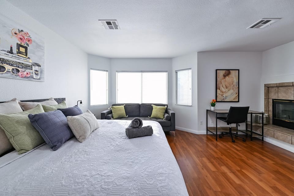 Bed, TV and multimedia, Photo of the whole room, Bedroom