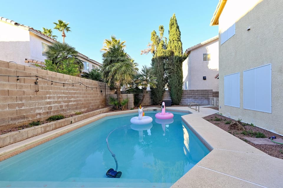 Day, Pool view, Swimming pool, sunbed