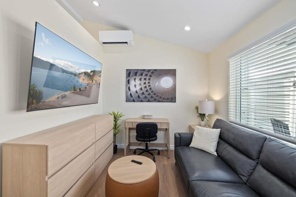 Luxury 1BR Suite Kitchen, Fireplace, Laundry, BBQ Apartment in Simi Valley