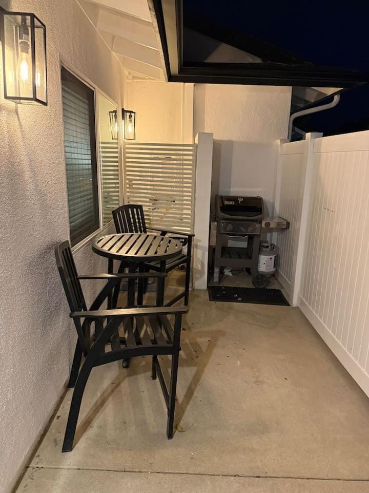 Luxury 1BR Suite Kitchen, Fireplace, Laundry, BBQ Apartment in Simi Valley