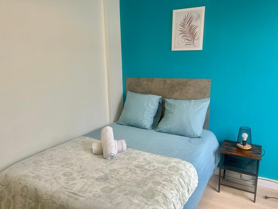 Bed, Photo of the whole room, Bedroom, towels