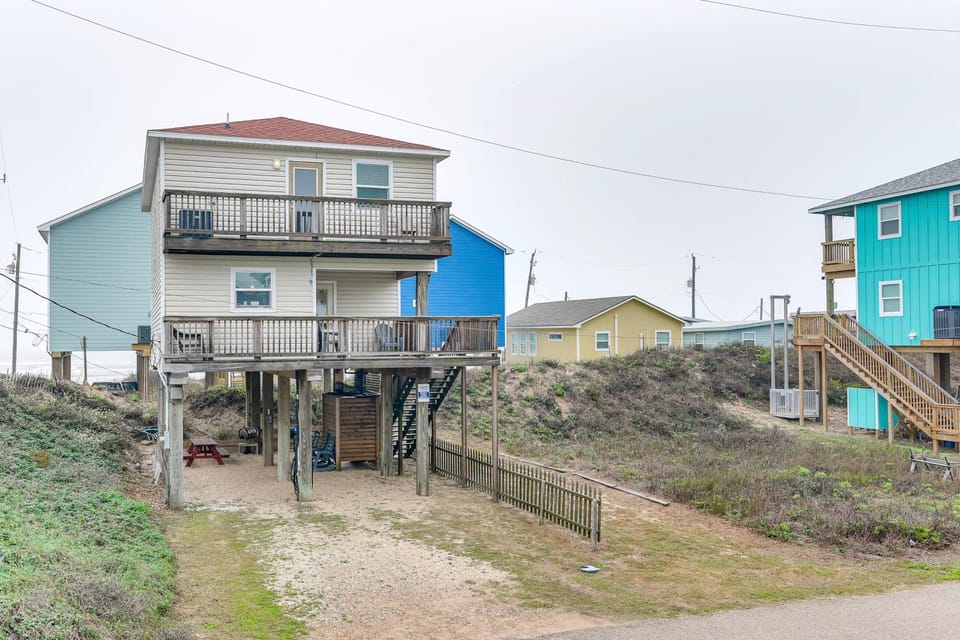 ‘Dave’s Waves’ Pet-Friendly Home in Surfside Beach House in Surfside Beach