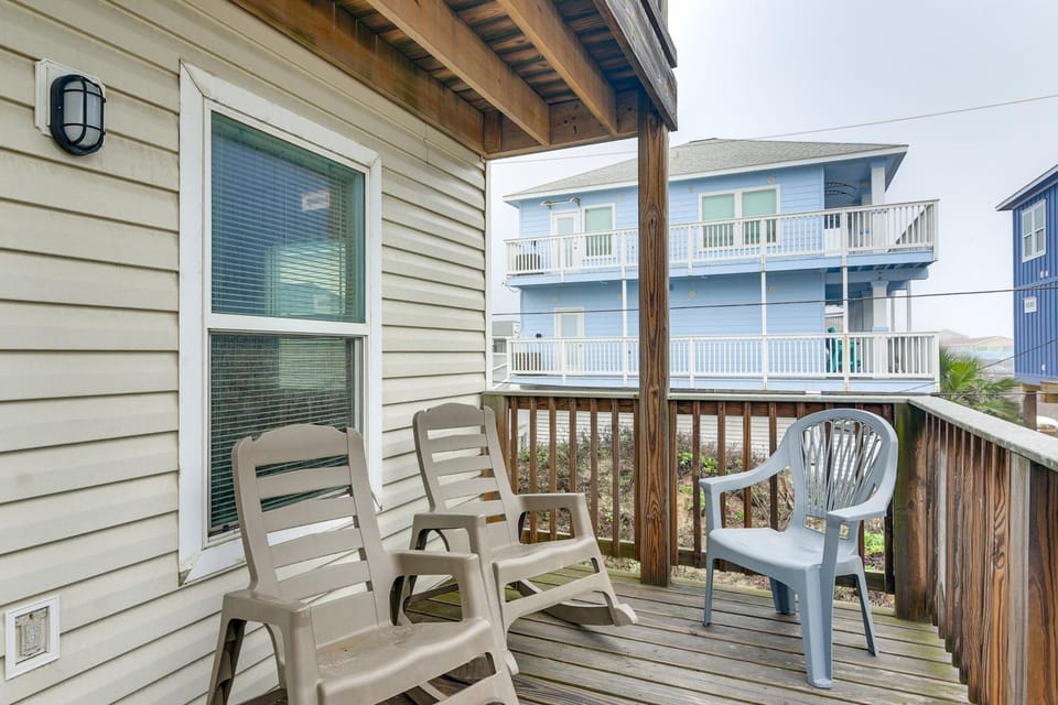 ‘Dave’s Waves’ Pet-Friendly Home in Surfside Beach House in Surfside Beach
