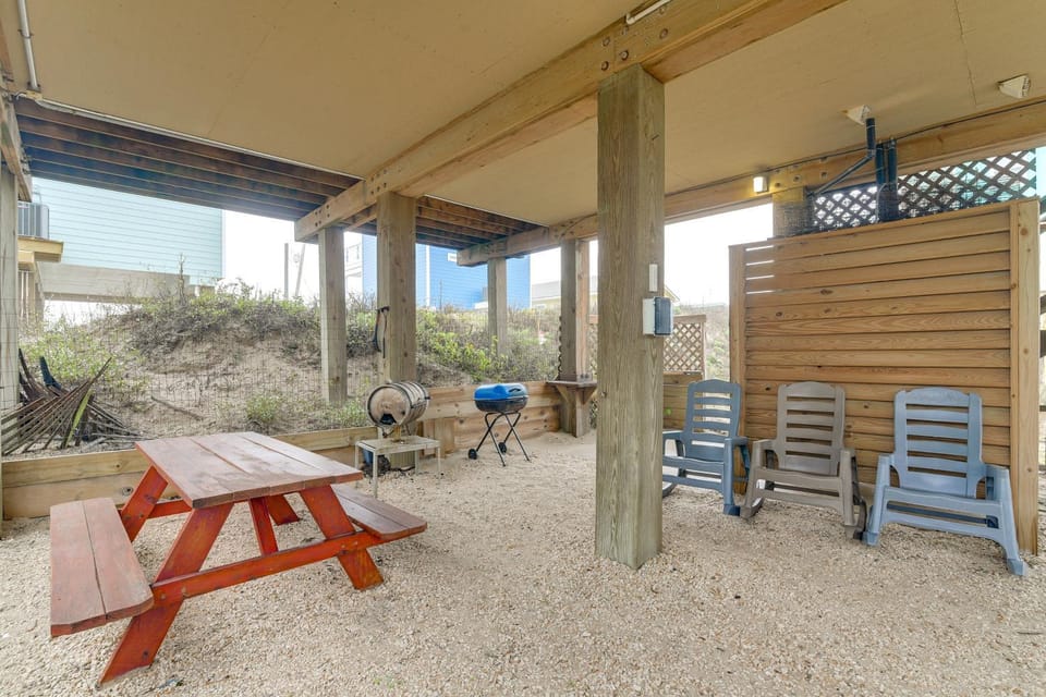 ‘Dave’s Waves’ Pet-Friendly Home in Surfside Beach House in Surfside Beach