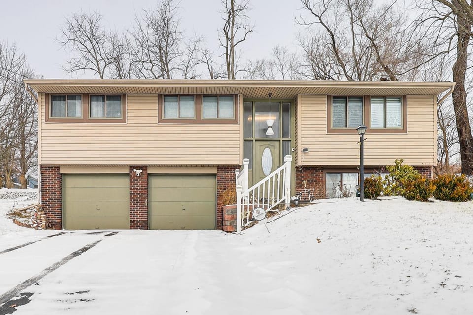 Remote-Work Ready Family Home Near Pittsburgh House in Monroeville