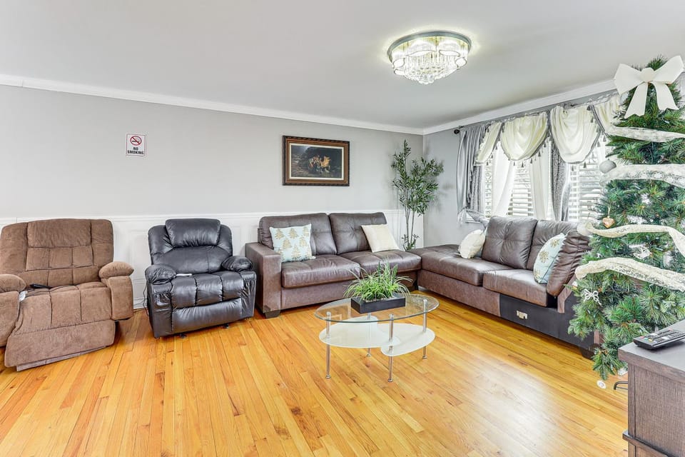 Remote-Work Ready Family Home Near Pittsburgh House in Monroeville