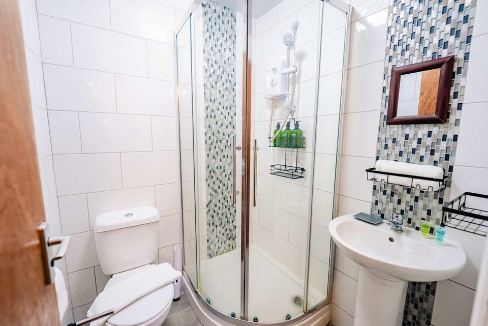 Shower, Toilet, Bathroom, towels